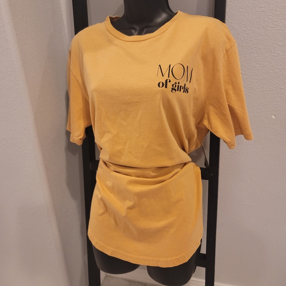 Mom of girls tee